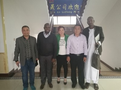 幾內(nèi)亞客戶來廠選購巖金礦設(shè)備